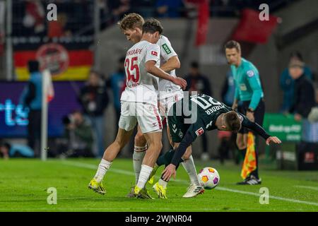 1. FC Köln gegen SV Werder Bremen, Fussball, 1. Bundesliga 22. Spieltag, Saison 2023/2024, 16.02.2024 Kampf um den Ball zwischen Max Finkgraefe 1. FC Köln, 35, Timo Huebers 1. FC Köln, 04 und Romano Schmid SV Werder Bremen, 20. Fußball: 1. Bundesliga, Saison 2023/2024, 22. Spieltag, 1. FC Köln - SV Werder Bremen am 16.02.2024 im RheinEnergieStadion Köln. Wichtiger Hinweis: Gemaess den Vorgaben der DFL Deutsche Fussball Liga bzw. Des DFB Deutscher Fussball-Bund ist es untersagt, in dem Stadion und/oder vom Spiel angefertigte Fotoaufnahmen in Form von Sequenzbildern und/oder videoaehnlic Stockfoto