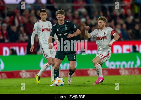 1. FC Köln gegen SV Werder Bremen, Fussball, 1. Bundesliga 22. Spieltag, Saison 2023/2024, 16.02.2024 Zweikampf zwischen Jens Stage SV Werder Bremen, 06 und Florian Kainz 1. FC Köln, 11. Dahinter Dejan Ljubicic 1. FC Köln, 07. Fußball: 1. Bundesliga, Saison 2023/2024, 22. Spieltag, 1. FC Köln - SV Werder Bremen am 16.02.2024 im RheinEnergieStadion Köln. Wichtiger Hinweis: Gemaess den Vorgaben der DFL Deutsche Fussball Liga bzw. Des DFB Deutscher Fussball-Bund ist es untersagt, in dem Stadion und/oder vom Spiel angefertigte Fotoaufnahmen in Form von Sequenzbildern und/oder videoaehnlich Stockfoto