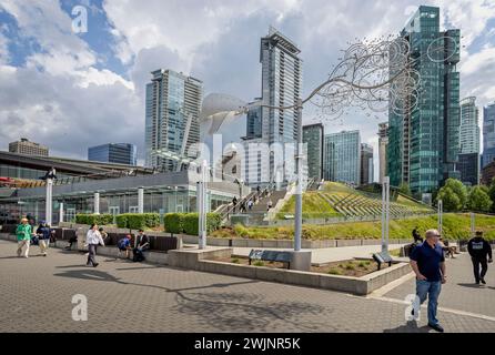 Riesige kinetische Wetterfahne, genannt Wind Wheel Mobile, am 31. Mai 2023 an der Ufermauer des Vancouver Convention Centre in British Columbia, Kanada Stockfoto