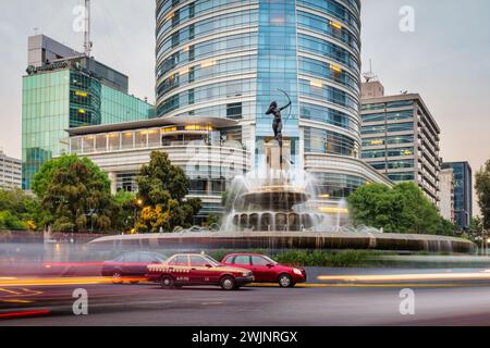 Diana der Huntress-Brunnen (Fuente de la Diana Cazadora) am Paseo de la Reforma Avenue in der Innenstadt von Mexiko-Stadt, Mexiko, Stockfoto