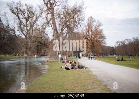 München, Deutschland. Februar 2024. Bei 18 Grad genießen viele Menschen die Sonne und das schöne Wetter im Englischen Garten in München am 16. Februar 2024. (Foto: Alexander Pohl/SIPA USA) Credit: SIPA USA/Alamy Live News Stockfoto