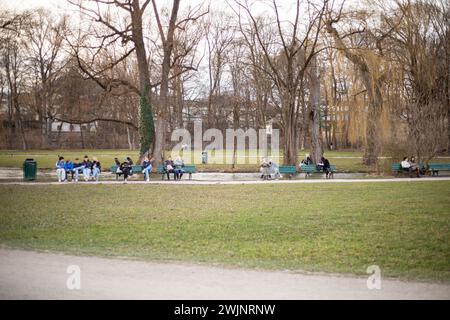 München, Deutschland. Februar 2024. Bei 18 Grad genießen viele Menschen die Sonne und das schöne Wetter im Englischen Garten in München am 16. Februar 2024. (Foto: Alexander Pohl/SIPA USA) Credit: SIPA USA/Alamy Live News Stockfoto