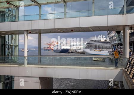 Drei Kreuzfahrtschiffe legten am 31. Mai 2023 im Cruise Ship Dock, Canada Place, Vancouver, British Columbia, Kanada vor Stockfoto