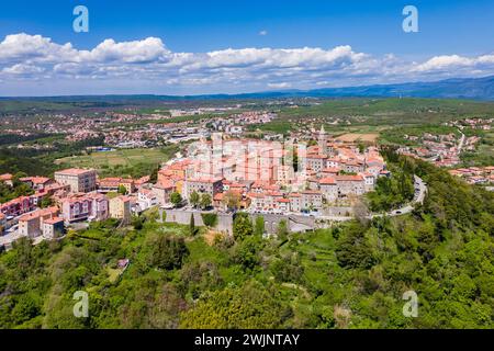 Eine Luftaufnahme des malerischen kroatischen Dorfes Labin mit der Stadt Rabac Stockfoto