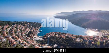 Ein Blick aus der Vogelperspektive auf die bezaubernde kroatische Landschaft mit Rabac und der Adria-Halbinsel Stockfoto