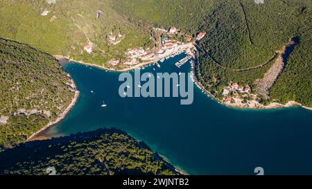 Ein atemberaubender Blick aus der Luft zeigt einen ruhigen See, majestätische Berge im Dorf Krnica im Südosten Istriens, Kroatien Stockfoto