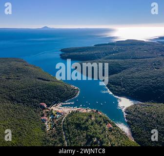 Ein atemberaubender Blick aus der Luft zeigt einen ruhigen See, majestätische Berge im Dorf Krnica im Südosten Istriens, Kroatien Stockfoto