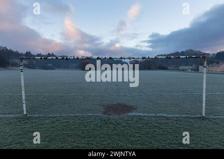 Ein Tor auf einem Fußballfeld in Schottland an einem Wintermorgen Stockfoto