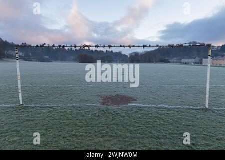 Ein Tor auf einem Fußballfeld in Schottland an einem Wintermorgen Stockfoto