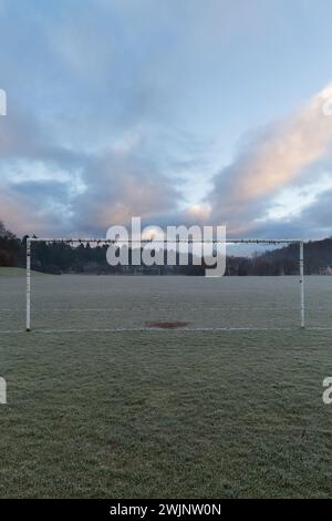 Ein Tor auf einem Fußballfeld in Schottland an einem Wintermorgen Stockfoto