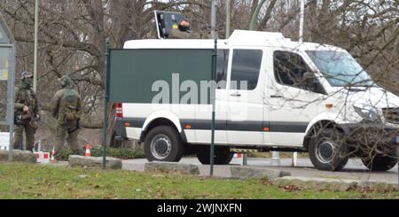 Berlin, Deutschland - 16. Februar 2024 - enge Sicherheit während des Besuchs des Präsidenten der Ukraine Wolodymyr Zelenkyj in der Nähe des Palastes Bellevue. (Foto: Markku Rainer Peltonen) Stockfoto