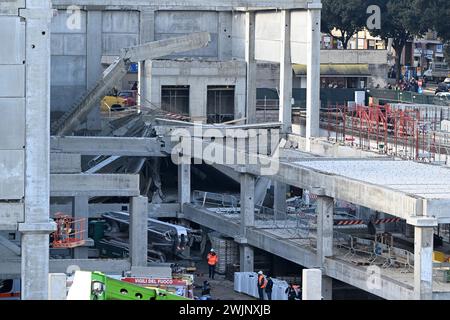 Florenz, Italien. Februar 2024. (240216) -- FLORENZ (ITALIEN), 16. Februar 2024 (Xinhua) -- Rettungskräfte arbeiten an der Stelle, wo die Platte eines vorgefertigten Gebäudes in einem im Bau befindlichen Einkaufszentrum im Nordwesten von Florenz, Toskana, Italien, am 16. Februar 2024 zusammenbrach. Mindestens zwei Arbeiter starben und drei weitere wurden verletzt, nachdem die Decke des Gebäudes hier am Freitag einbrach, sagten die örtlichen Behörden. (Xinhua) Guthaben: Xinhua/Alamy Live News Stockfoto