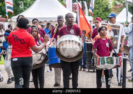 Menschen, die den World Steel Pan Day Parade in Trinidad und Tobago feiern Stockfoto