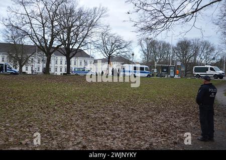 Berlin, Deutschland - 16. Februar 2024 - enge Sicherheit während des Besuchs des Präsidenten der Ukraine Wolodymyr Zelenkyj in der Nähe des Palastes Bellevue. (Foto: Markku Rainer Peltonen) Stockfoto