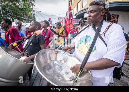 Menschen, die den World Steel Pan Day Parade in Trinidad und Tobago feiern Stockfoto