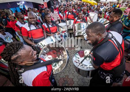 Menschen, die den World Steel Pan Day Parade in Trinidad und Tobago feiern Stockfoto