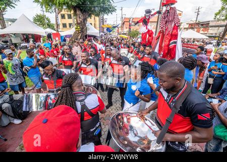 Menschen, die den World Steel Pan Day Parade in Trinidad und Tobago feiern Stockfoto