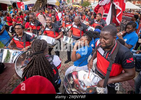 Menschen, die den World Steel Pan Day Parade in Trinidad und Tobago feiern Stockfoto