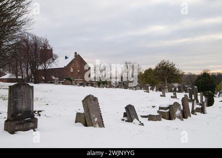 Ein schottischer Friedhof mit Schnee an einem kalten Wintermorgen Stockfoto