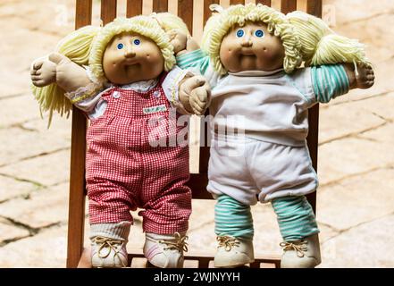 Original Kohl Flick Puppe 70er, 80er auf einem Holzstuhl Stockfoto