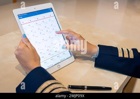 Nicht erkennbare Pilotin, die Flugdokumentation auf einem Tablet vorbereitet. Elektronische Flugtasche. Selektiver Fokus. Hochwertige Fotos. Stockfoto