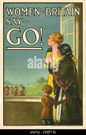 Vintage-Poster für die britische Kriegsrekrutierung: „Frauen von Großbritannien sagen „LOS!“ " Durch den Parlamentarischen Personalausschuß. 1915. Bild: Eine Frau steht an einem offenen Fenster, begleitet von ihrer Tochter und ihrem Sohn, und beobachtet britische Soldaten, die vorbeiziehen. Stockfoto