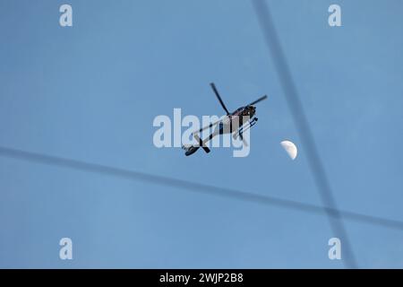 Ein Helikopter der Polizei über dem Bayerischen Hof während der Münchner Sicherheitskonferenz. Ein Helikopter der Polizei über dem Bayerischen Hof während der Münchner Sicherheitskonferenz. München Bayern Deutschland *** Ein Polizeihubschrauber über dem Bayerischen Hof während der Münchner Sicherheitskonferenz Ein Polizeihubschrauber über dem Bayerischen Hof während der Münchner Sicherheitskonferenz München Bayern Deutschland Stockfoto