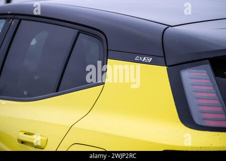 Göteborg, Schweden - 11. Februar 2024: C-Säulenabzeichen eines gelben Volvo EX30 Elektroautos Stockfoto