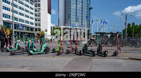 Göteborg, Schweden - 27. Mai 2023: Bunte Sammlung von Elektrorollern zum Verleih Stockfoto