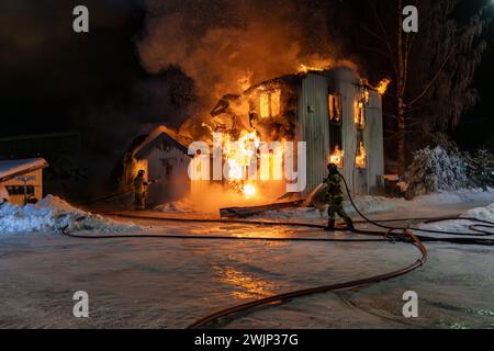 Feuerwehrleute bekämpfen Feuer, Haus in Feuer im vereisten und verschneiten Oslo, Norwegen Stockfoto