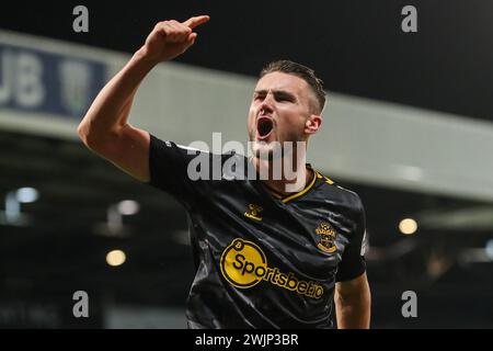 Taylor Harwood-Bellis aus Southampton feiert das Ziel seiner Mannschaft, es 0-2 beim Sky Bet Championship Match West Bromwich Albion gegen Southampton at the Hawthorns, West Bromwich, Großbritannien, 16. Februar 2024 (Foto: Gareth Evans/News Images) Stockfoto