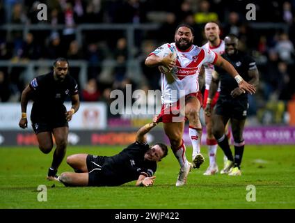 St. Helens' Konrad Hurrell (rechts) vermeidet es, beim Spiel der Betfred Super League im Totally Wicked Stadium in St. Helens von Jack Campagnolo aus London Broncos angegriffen zu werden. Bilddatum: Freitag, 16. Februar 2024. Stockfoto