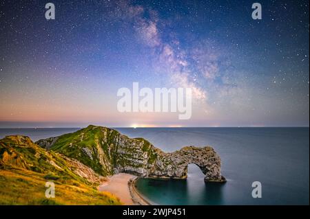 Milchstraße über der Durdle-Tür in Dorset, Großbritannien Stockfoto