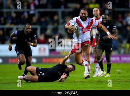 St. Helens' Konrad Hurrell (rechts) vermeidet es, beim Spiel der Betfred Super League im Totally Wicked Stadium in St. Helens von Jack Campagnolo aus London Broncos angegriffen zu werden. Bilddatum: Freitag, 16. Februar 2024. Stockfoto