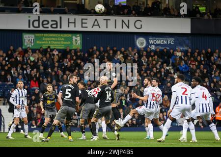West Bromwich, Großbritannien. Februar 2024. Southampton drückt die Action während des EFL Sky Bet Championship-Spiels zwischen West Bromwich Albion und Southampton bei den Hawthorns in West Bromwich, England am 16. Februar 2024 aus. Foto von Stuart Leggett. Nur redaktionelle Verwendung, Lizenz für kommerzielle Nutzung erforderlich. Keine Verwendung bei Wetten, Spielen oder Publikationen eines einzelnen Clubs/einer Liga/eines Spielers. Quelle: UK Sports Pics Ltd/Alamy Live News Stockfoto