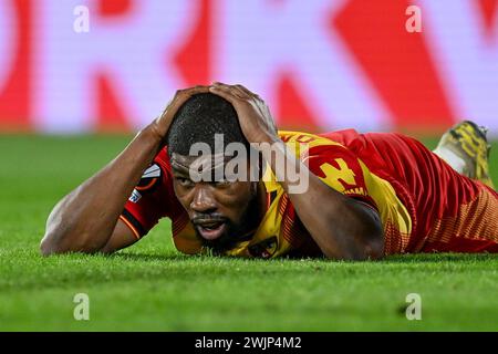 Linse, Frankreich. Februar 2024. Kevin Danso (4) von RC Lens, das während des Play-off-Spiels der UEFA Europa League in der Saison 2023-2024 zwischen Racing Club de Lens und SC Freiburg am 15. Februar 2024 in Lens, Frankreich, gezeigt wurde. (Foto: David Catry/Isosport) Credit: Sportpix/Alamy Live News Stockfoto