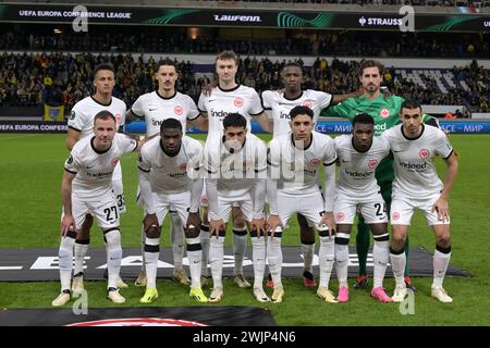 BRÜSSEL - (zurück lr) Tuta von Eintracht Frankfurt, Robin Koch von Eintracht Frankfurt, Sasa Kalajdzic von Eintracht Frankfurt, Willian Pacho von Eintracht Frankfurt, Eintracht Frankfurt Torhüter Kevin Trapp (vorne lr) Mario Gotze von Eintracht Frankfurt, Niels Nkounkou von Eintracht Frankfurt, Fares CHAIBI von Eintracht Frankfurt, Omar Marmoush von Eintracht Frankfurt, Aurelio Buta von Eintracht Frankfurt, Ellyes Skhiri von Eintracht Frankfurt während des Play-off-Spiels zwischen R. Union Sint Gillis und Eintracht Frankfurt am 15. Februar 2024 im Lotto Park Stadion in Brüssel Stockfoto