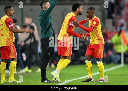 Linse, Frankreich. Februar 2024. Wesley sagte (22) von RC Lens, Angelo Fulgini (11) von RC Lens und David Pereira da Costa (10) von RC Lens, die während des Play-off-Spiels der UEFA Europa League in der Saison 2023-2024 zwischen Racing Club de Lens und SC Freiburg am 15. Februar 2024 in Lens, Frankreich, gezeigt wurden. (Foto: David Catry/Isosport) Credit: Sportpix/Alamy Live News Stockfoto