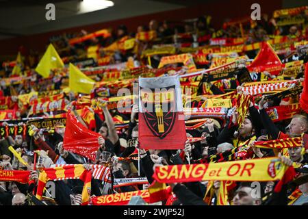 Linse, Frankreich. Februar 2024. Fans und Fans von Lens mit ihren Tüchern während des Play-off-Spiels der UEFA Europa League in der Saison 2023-2024 zwischen Racing Club de Lens und SC Freiburg am 15. Februar 2024 in Lens, Frankreich. (Foto: David Catry/Isosport) Credit: Sportpix/Alamy Live News Stockfoto