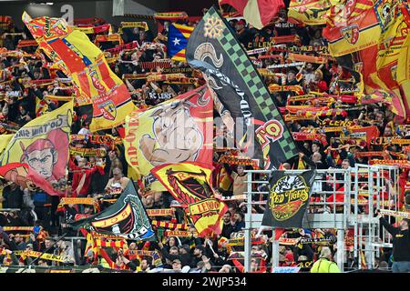 Linse, Frankreich. Februar 2024. Fans und Fans von Lens mit ihren Fahnen und Tüchern während des Play-off-Spiels der UEFA Europa League in der Saison 2023-2024 zwischen Racing Club de Lens und SC Freiburg am 15. Februar 2024 in Lens, Frankreich. (Foto: David Catry/Isosport) Credit: Sportpix/Alamy Live News Stockfoto