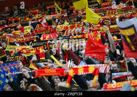 Linse, Frankreich. Februar 2024. Fans und Fans von Lens mit ihren Tüchern während des Play-off-Spiels der UEFA Europa League in der Saison 2023-2024 zwischen Racing Club de Lens und SC Freiburg am 15. Februar 2024 in Lens, Frankreich. (Foto: David Catry/Isosport) Credit: Sportpix/Alamy Live News Stockfoto