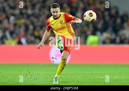 Linse, Frankreich. Februar 2024. Przemyslaw Frankowski (29) von RC Lens, das während des Play-off-Spiels der UEFA Europa League in der Saison 2023-2024 zwischen Racing Club de Lens und SC Freiburg am 15. Februar 2024 in Lens, Frankreich, gezeigt wurde. (Foto: David Catry/Isosport) Credit: Sportpix/Alamy Live News Stockfoto