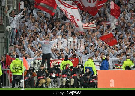 Linse, Frankreich. Februar 2024. Fans und Fans Freiburgs zeigten sich beim Play-off der UEFA Europa League in der Saison 2023-2024 zwischen Racing Club de Lens und SC Freiburg am 15. Februar 2024 in Lens, Frankreich. (Foto: David Catry/Isosport) Credit: Sportpix/Alamy Live News Stockfoto