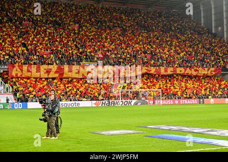 Linse, Frankreich. Februar 2024. Fans und Fans von Lens in der Tribune Trannin steht mit dem Banner Allez Lensois Allez Le Racing und winkt mit roten und gelben Fahnen vor dem Play-off-Spiel der UEFA Europa League in der Saison 2023-2024 zwischen Racing Club de Lens und SC Freiburg am 15. Februar, 2024 in Lens, Frankreich. (Foto: David Catry/Isosport) Credit: Sportpix/Alamy Live News Stockfoto