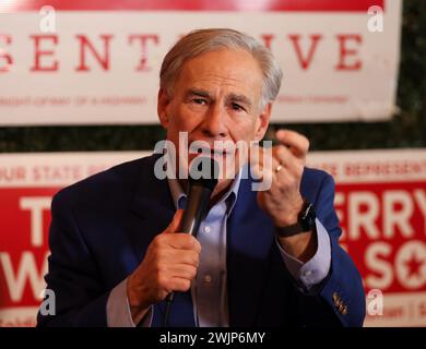 Februar 2024: texanischer Gouverneur Greg Abbott spricht mit mehr als 200 Anhängern im Vorort Austin, während er im Namen des republikanischen Repräsentanten Terry Wilson vom House District 20 als Teil seiner anhaltenden Bemühungen, Kandidaten zu unterstützen, die für ein mehrmilliardenschweres Schulprogramm stimmen werden, das dies tun würde geben Sie den Eltern jedes Jahr Zugang zu Tausenden von Dollar, um für Privatschulunterricht zu bezahlen, und gewähren Sie den öffentlichen Schulbezirken Zuschüsse für die Schüler, die im Rahmen des privaten Schulgutscheinprogramms verloren gehen. Abbott sprach auch über die anhaltende Schlacht mit der Bidener Regierung um mich Stockfoto