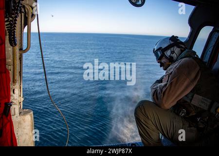 240211-N-FK754-1093 PACIFIC OCEAN (11. Februar 2024) Naval Air Crewman (Hubschrauber) 1st Class Brice Mora aus Grand Rapids, mir., der Helicopter Sea Combat Squadron (HSC) 14 zugeordnet ist, beobachtet während einer Expeditionübung das Flugdeck des Arleigh Burke-Klasse-Raketenzerstörers USS Spruance (DDG 111). Die HSC 14, die der Abraham Lincoln Carrier Strike Group zugeordnet ist, wird im US-Gebiet der 3rd Fleet eingesetzt und führt ein fortgeschrittenes taktisches Training durch, das die Kampffähigkeit und taktische Fähigkeiten in allen Bereichen erhöht. (Foto der US Navy von Mass Communication Specialist Stockfoto