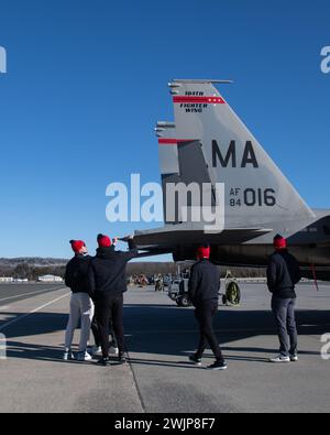 Spieler des Springfield Thunderbirds Hockeyteams verbrachten den Nachmittag mit einer Tour durch den 104th Fighter Wing am 14. Februar 2024 in der Barnes Air National Guard Base, Massachusetts. Während der Tour sahen die Spieler die F-15 Eagles des Flügels starten, erfuhren mehr über die Mission des Flügels und sprachen mit Piloten im Rahmen des Community Outreach Events. (Foto der U.S. Air National Guard von Tech. Sgt. Sara Kolinski) Stockfoto