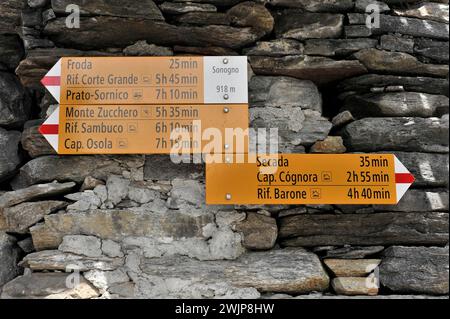 Straßenschilder, das Dorf Sonogno, 918 m, im Verzasca-Tal, Valle Verzasca, Kanton Tessin, Schweiz Stockfoto