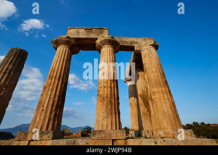 Archaischer Tempel des Apollo, dorische Säulen, das antike Erbe Griechenlands in Form von ruhmreichen Säulen und Ruinen, archäologische Stätte, Archea Stockfoto