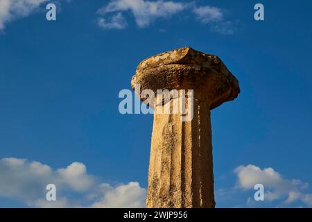 Dorische Säule, Nahaufnahme einer antiken Säule am Himmel, archäologische Stätte, Archea Korinthos, Korinth, Peloponnes, Griechenland Stockfoto